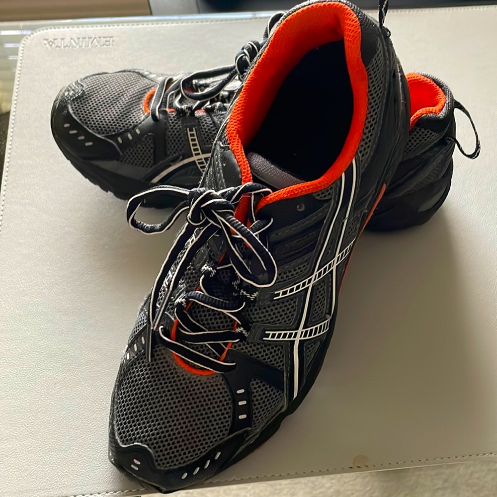 Mens Asics Trail Running Shoes! Worn only 2-3 times. Like New! Size 8